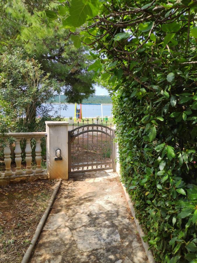 Villa Punta Blava - Beach Front, Ideal For Family Vacation With Kids, Large Terraces With Sea View, Internet, Netflix, No Pets Allowed 奥布罗瓦茨 外观 照片