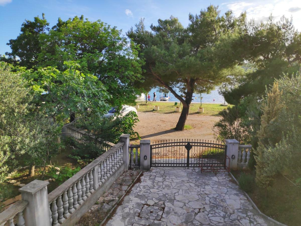 Villa Punta Blava - Beach Front, Ideal For Family Vacation With Kids, Large Terraces With Sea View, Internet, Netflix, No Pets Allowed 奥布罗瓦茨 外观 照片